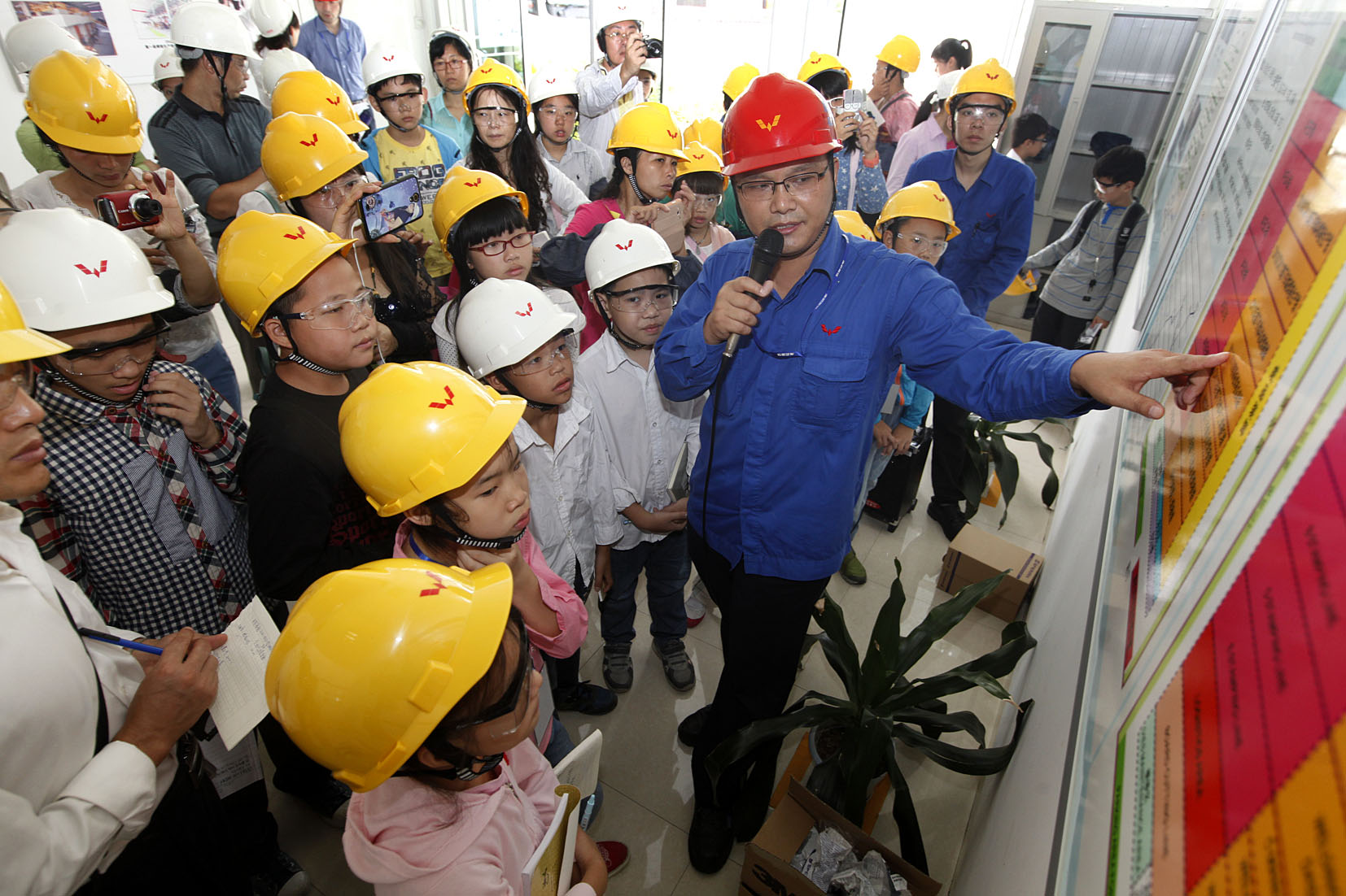Cmp冠军员工向幼记者们介绍冲焊件厂发展情况